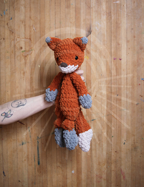 Mama Made Minis Knotted Loveys: 16 Heirloom Amigurumi Crochet Patterns  eBook : Dratch, Alyson, McNutt, Lindsay: : Books